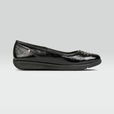 Zapato casual estilo balerina negro de borrego y charol